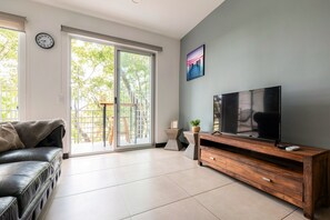 Een 65-inch plasmatelevisie met digitale zenders en televisie