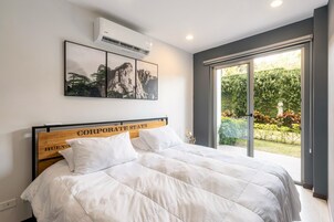 Tabla de planchar con plancha, wifi gratis y ropa de cama 