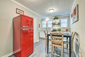 Réfrigérateur, micro-ondes, plaque de cuisson, lave-vaisselle