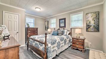 2 bedrooms, desk, iron/ironing board, Internet