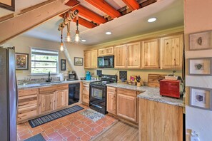Fridge, microwave, stovetop, dishwasher