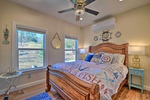 1 bedroom, desk, travel cot, Internet - Steps to Lake! Charming Cabin: Pool Access & Decks (Granbury)