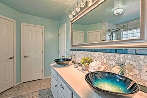 Articles de toilette gratuits, sèche-cheveux, serviettes fournies