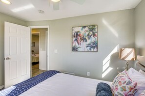 4 bedrooms, desk, laptop workspace, iron/ironing board - Tropical Bayfront Escape w/ Heated Pool & Dock! (Englewood)