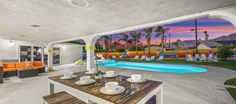 Private Pickleball Court Villa Downtown +Volleyball Court/Bikes/Heated Pool/Spa