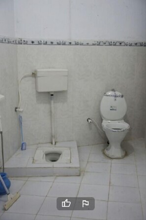 Chambre Standard Double ou avec lits jumeaux | Salle de bain | Douche, articles de toilette gratuits, chaussons, serviettes fournies