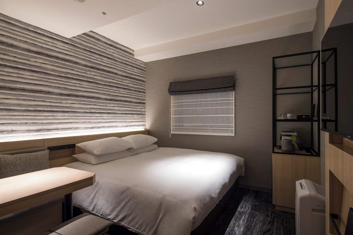 Pillow-top beds, desk, soundproofing, bed sheets