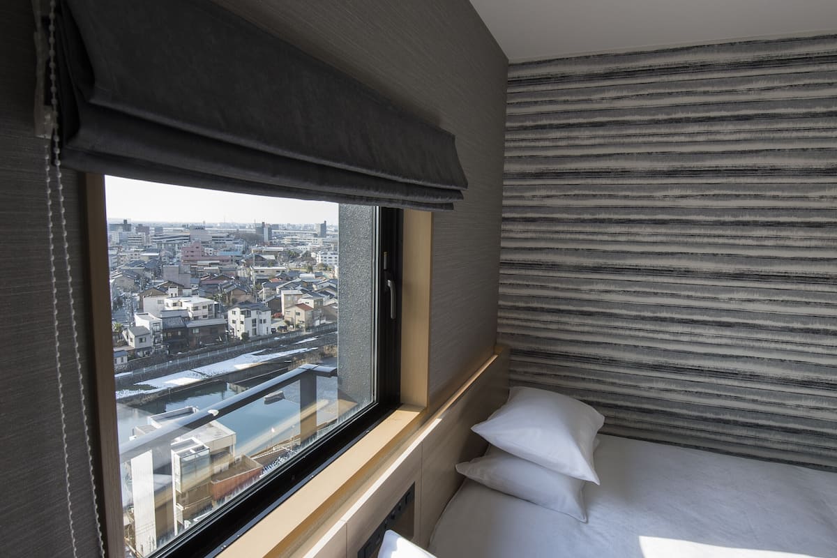 standard twin room | down duvets, pillow-top beds, desk, soundproofing