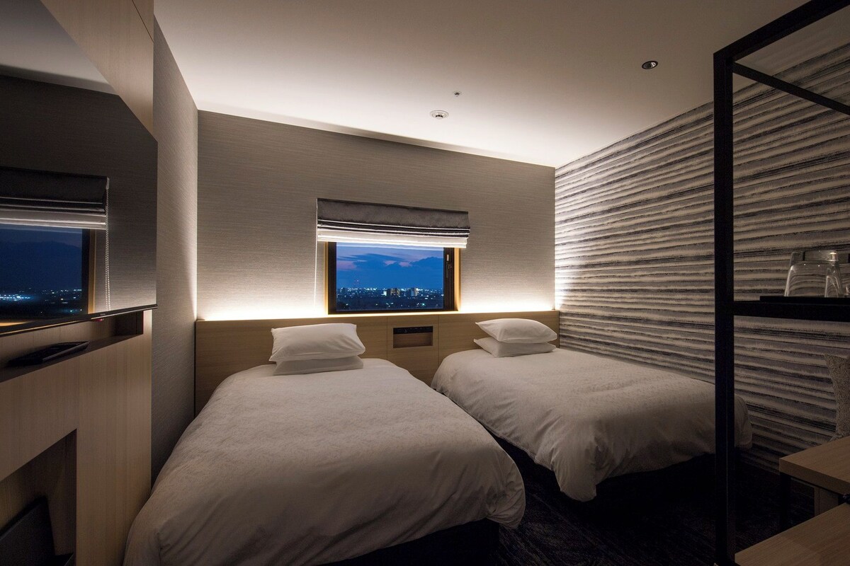 Pillow-top beds, desk, soundproofing, bed sheets