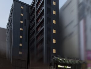 Un edificio moderno con una entrada destacada que dice