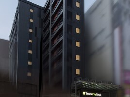 Un edificio moderno con una entrada destacada que dice 