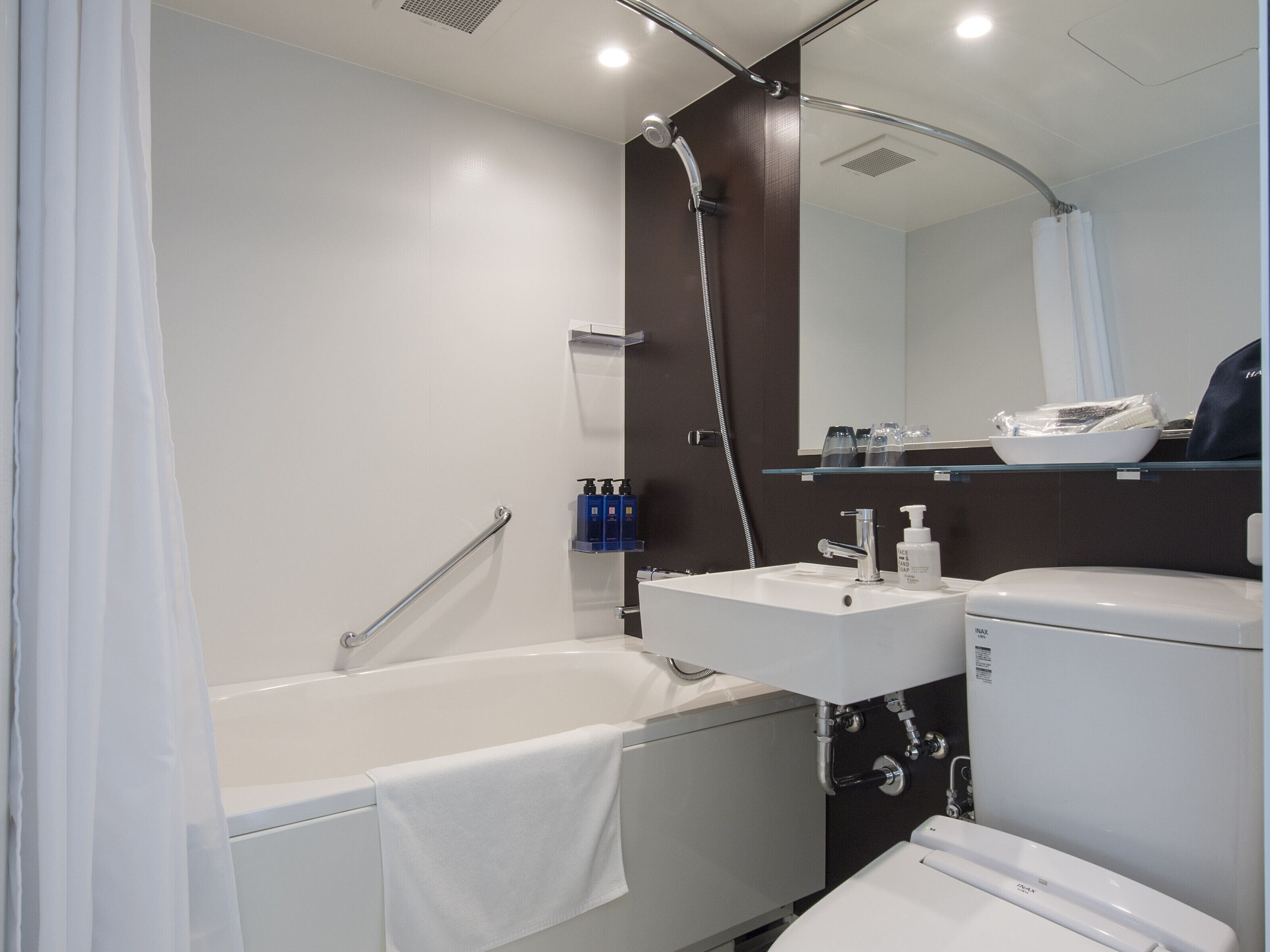 combined shower/bathtub, hydromassage showerhead, hair dryer, slippers