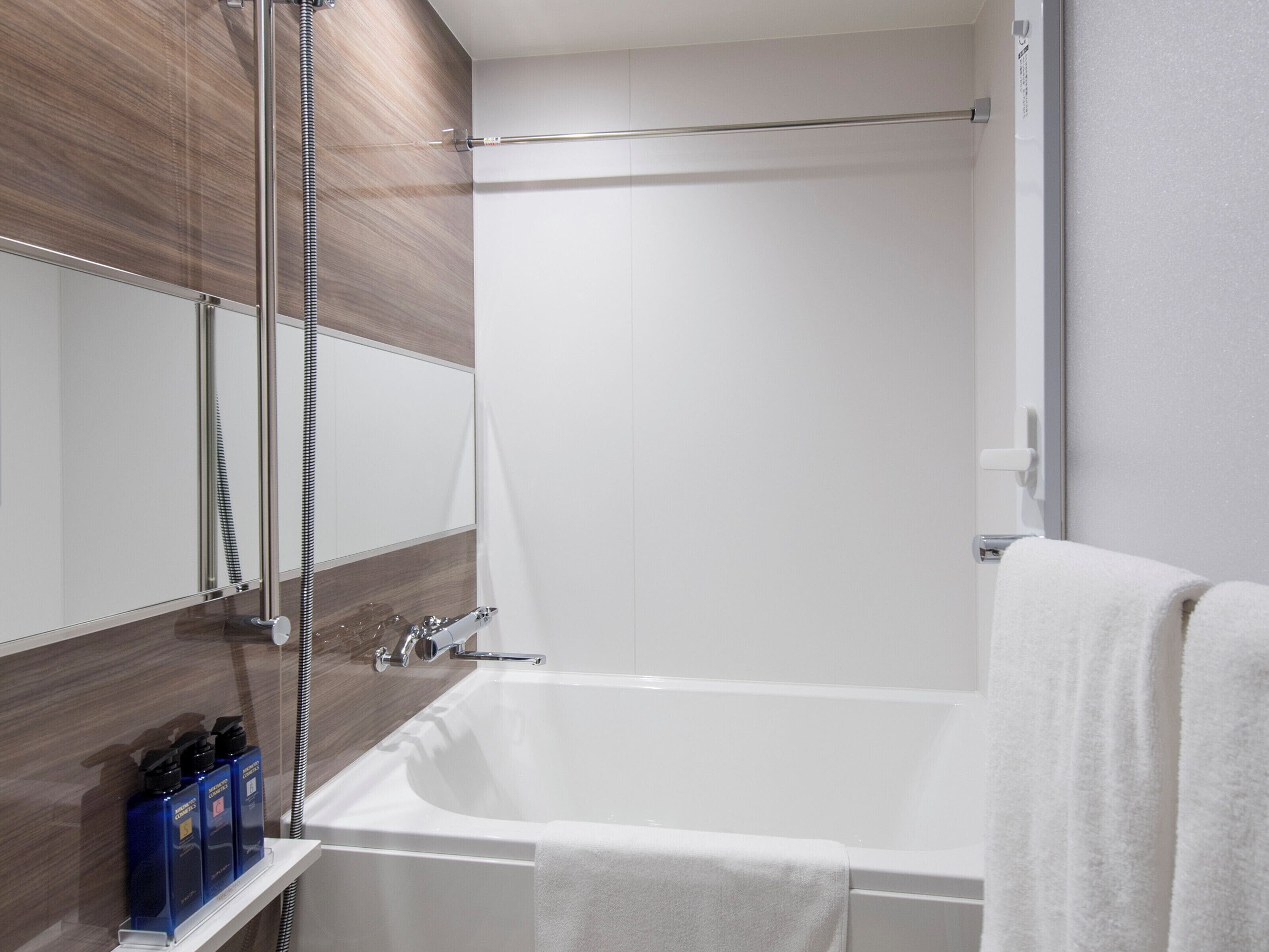 deluxe twin room | bathroom | combined shower/bathtub, hydromassage showerhead, hair dryer, slippers