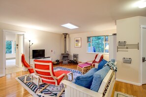 Villa (3 Bedrooms) | Salle de séjour | Télévision à écran plat, lecteur de DVD