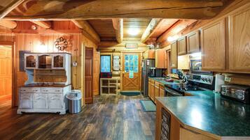 Villa (2 Bedrooms) | Private kitchen | Fridge, microwave, oven, coffee/tea maker