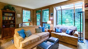 Apartment (2 Bedrooms) | Living room - 84SW - Sauna - Soaker Tub - Fireplace - Sleeps 6 (Deming)