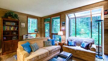 Apartemen (2 Bedrooms) | Ruang keluarga | Perapian, pemutar DVD, dan meja tenis meja