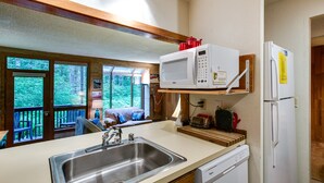 Apartment (2 Bedrooms) | Private kitchen - 84SW - Sauna - Soaker Tub - Fireplace - Sleeps 6 (Deming)