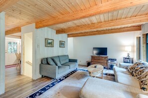 Villa (3 Bedrooms) | Sala de estar | Una chimenea, un futbolín, una pantalla de ordenador