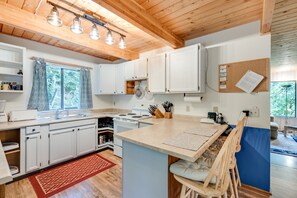 Villa (3 Bedrooms) | Cocina privada | Frigorífico, microondas, horno y placa de cocina