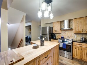 Villa (4 Bedrooms) | Private kitchen | Fridge, microwave, oven, stovetop - 69SL - Upscale - Hot Tub - Wi-Fi - BBQ - Sleeps 8 (Deming)