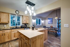 Vila (4 Bedrooms) | Cozinha privada | Geladeira, micro-ondas, fogão, cooktop