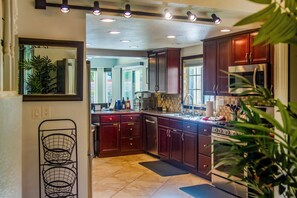Coffee/tea maker, fridge, microwave, stovetop
