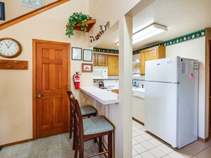 Fridge, microwave, stovetop, dishwasher