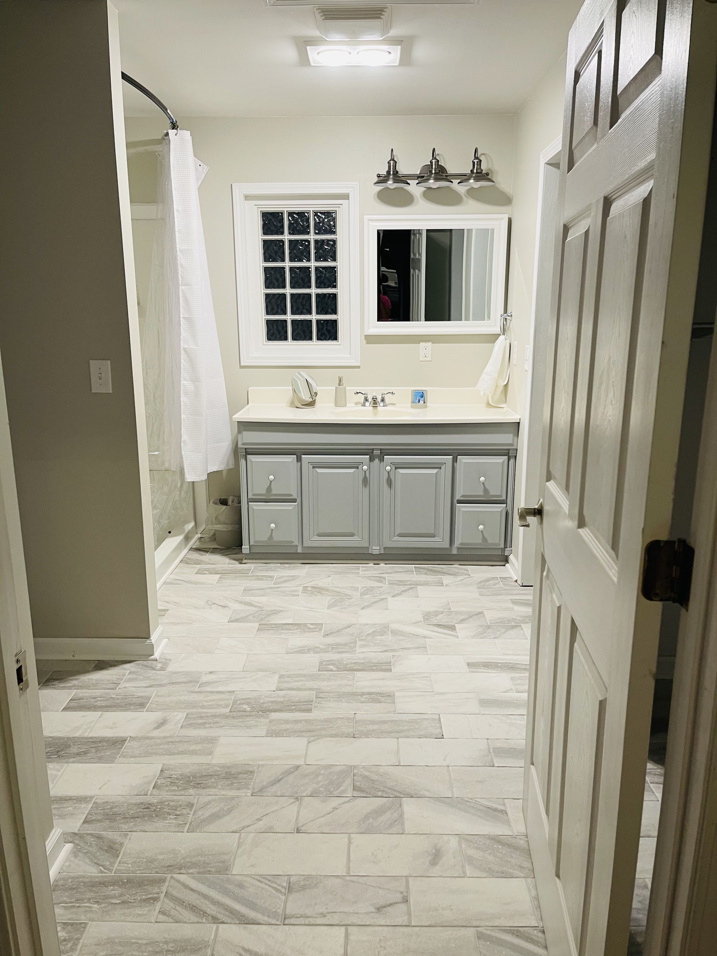 Baignoire, sèche-cheveux, serviettes fournies, savon