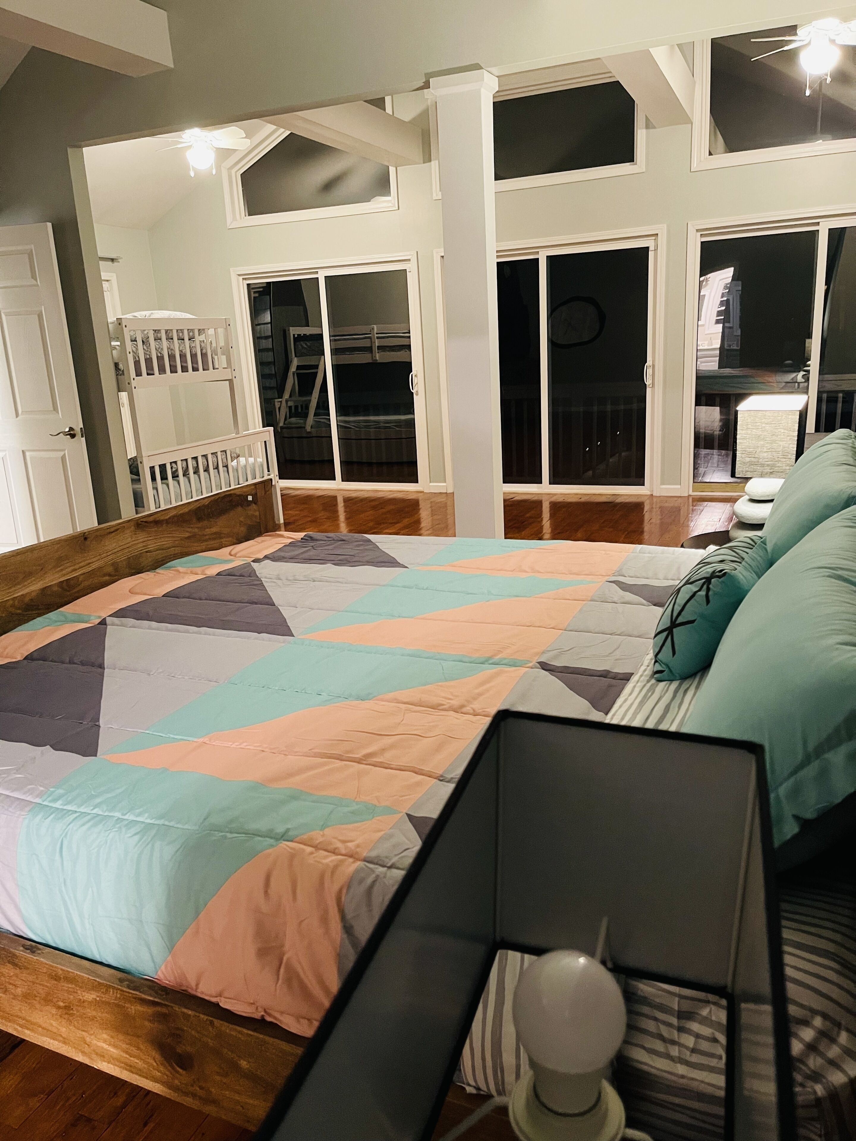 3 bedrooms, iron/ironing board, WiFi (free), bed sheets