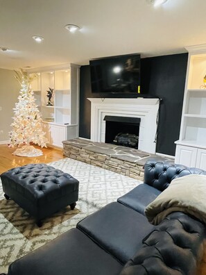 TV connectée, cheminée, table de tennis de table