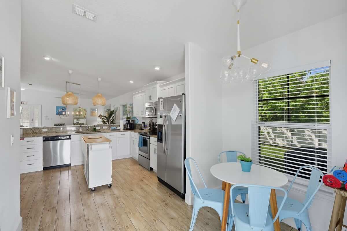 Kylskåp, mikrovågsugn, ugn och spishäll