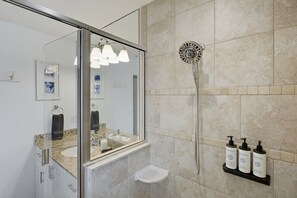 Douche, sèche-cheveux, serviettes fournies, savon