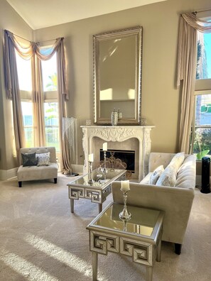 Älytelevisio, takka, kirjoja, stereot