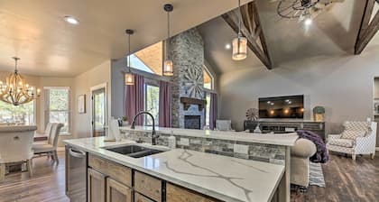 Hot Tub & Ponderosa Views! Luxe Cabin in Lakeside
