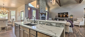 Hot Tub & Ponderosa Views! Luxe Cabin in Lakeside