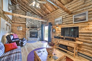 Una televisión, una chimenea, un futbolín, una mesa de tenis de mesa