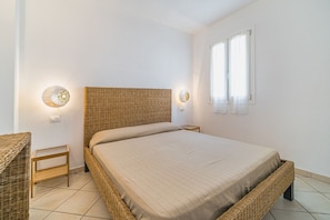1 bedroom, bed sheets
