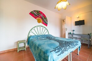 1 bedroom, bed sheets