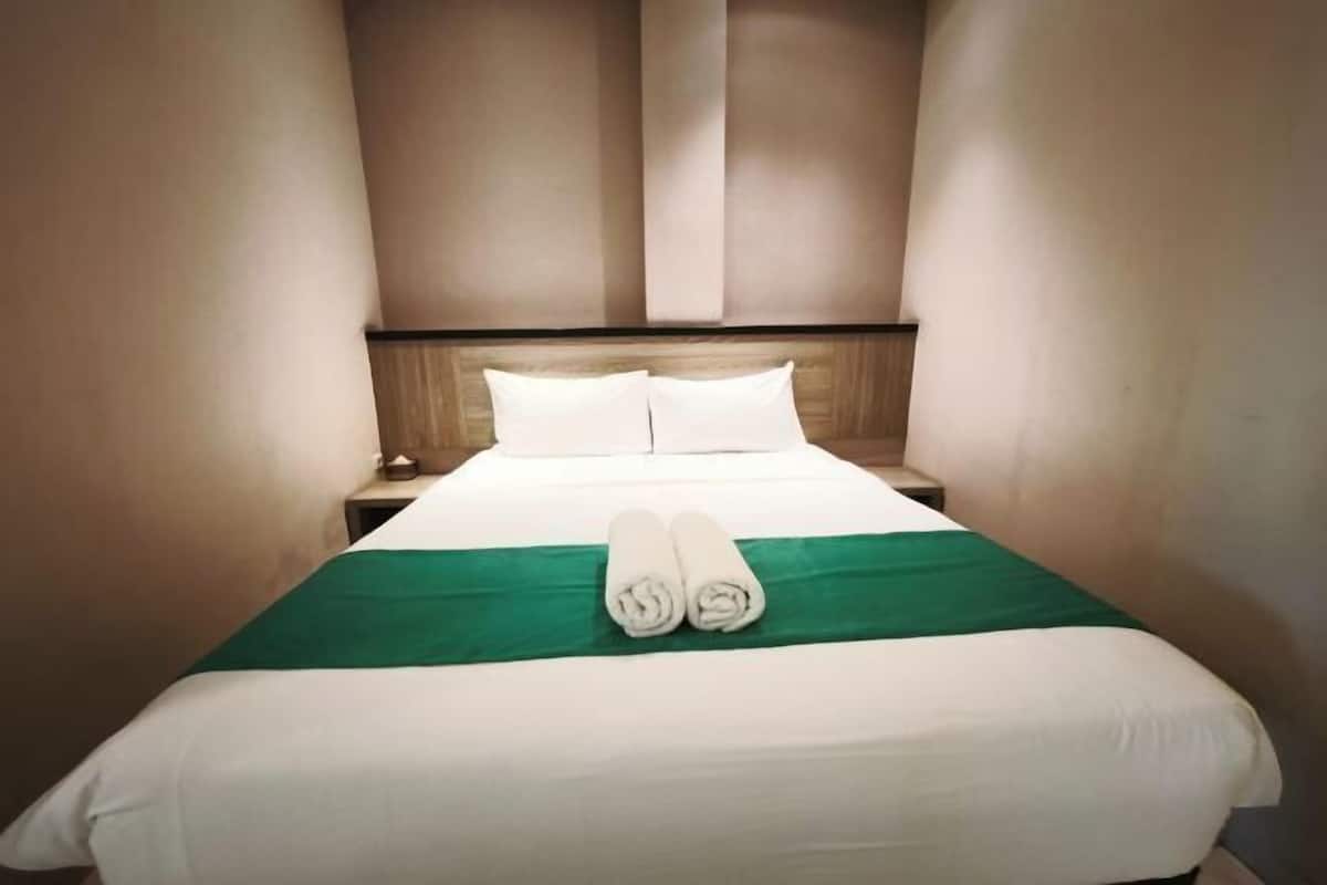 Een bureau, een laptopwerkplek, gratis wifi, beddengoed