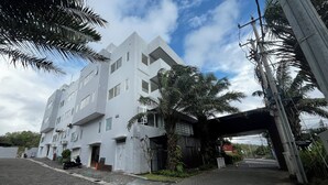 Un bâtiment moderne à plusieurs étages, doté de grandes fenêtres et d’une entrée abritée.