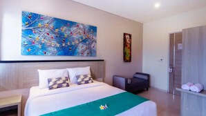 Une chambre d’hôtel avec un grand lit, un bureau, une chaise et un tableau au mur.