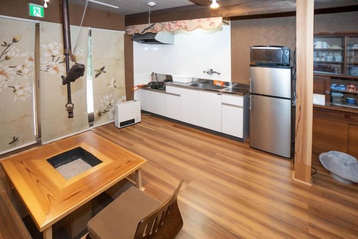 Private kitchen | Rice cooker, cookware/dishes/utensils, paper towels