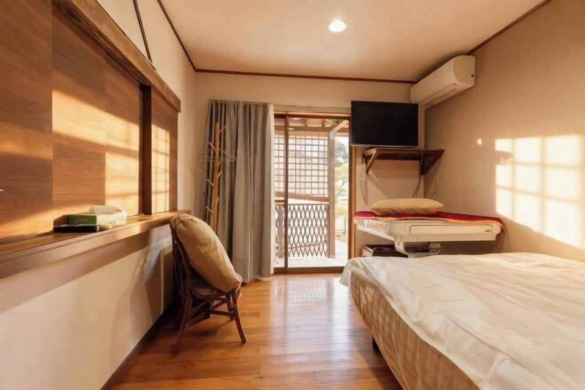 Laptop workspace, WiFi (free), bed sheets