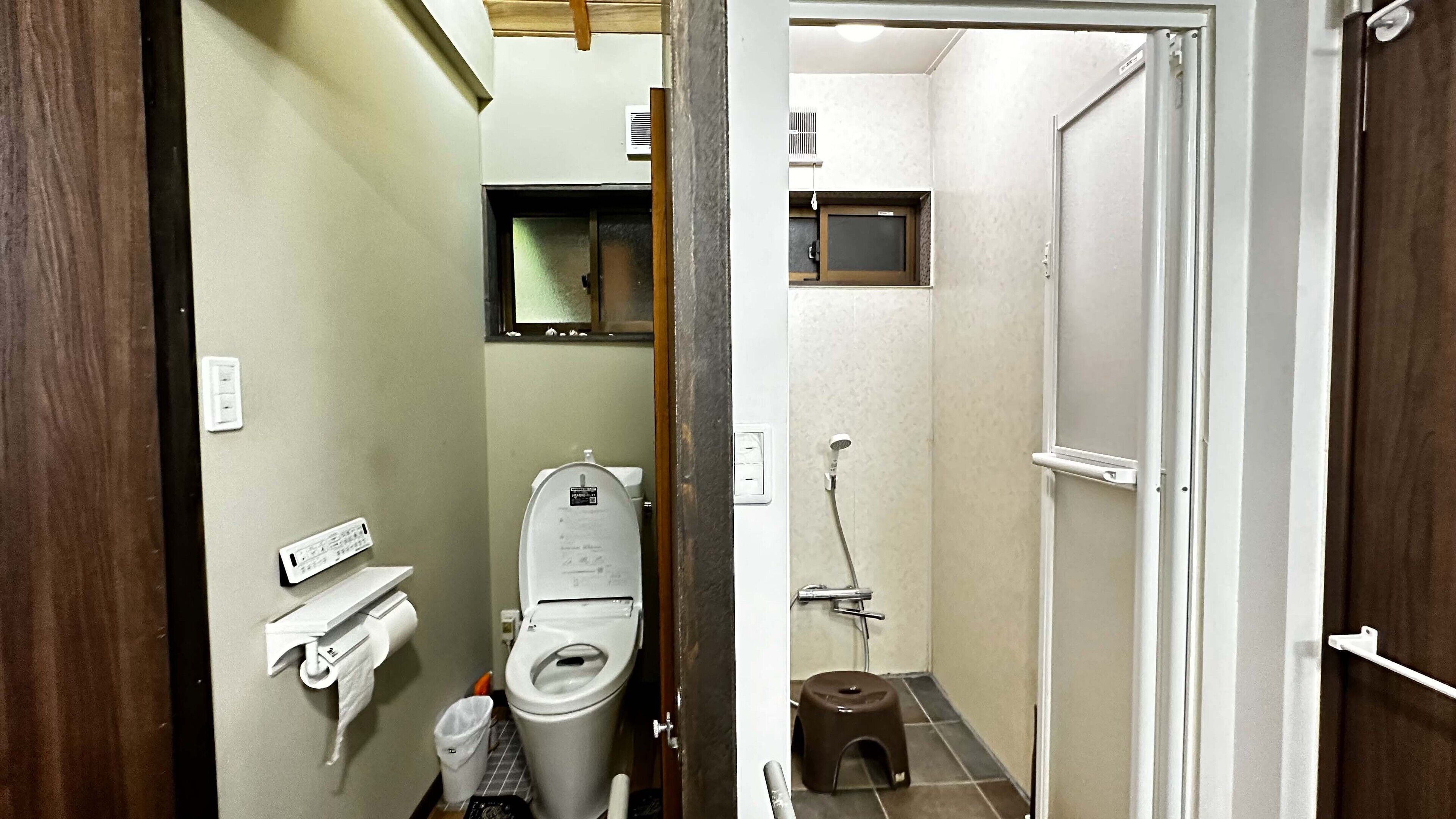 Un baño pequeño con inodoro, ducha y lavabo.