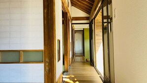 Un pasillo japonés tradicional con vigas de madera y puertas correderas.