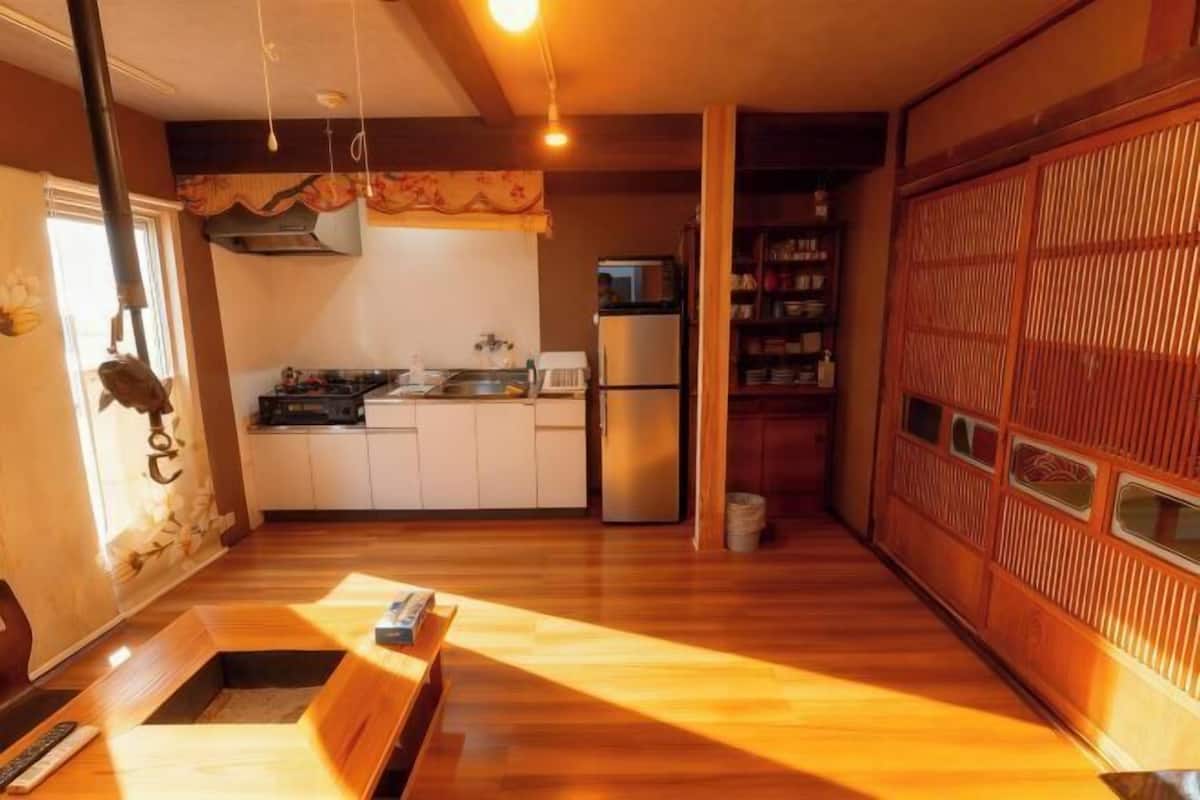 Private kitchen | Rice cooker, cookware/dishes/utensils, paper towels