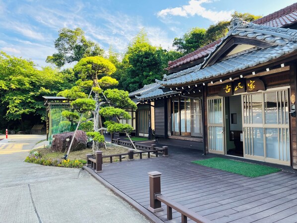 A traditional Japanese building with a wooden deck and a green artificial turf area in front. - One Night One View One Destiny Ichihara - Campsite (Ichihara)