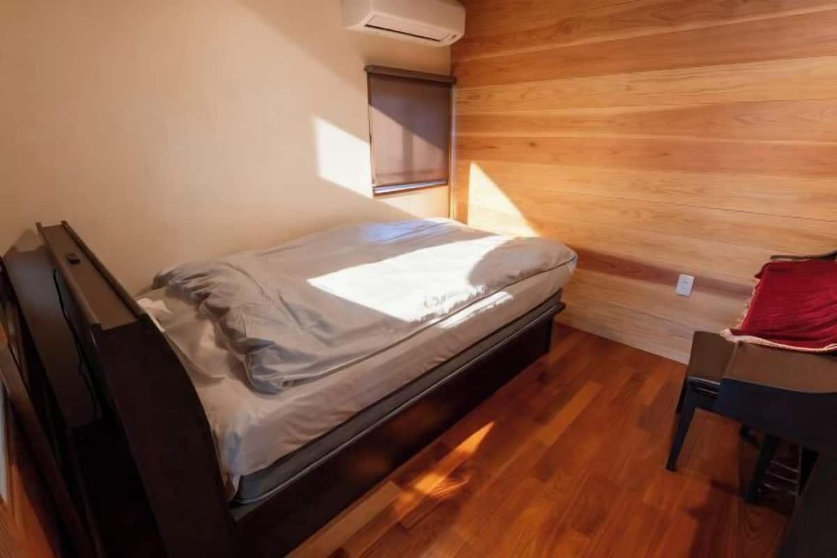 Laptop workspace, WiFi (free), bed sheets