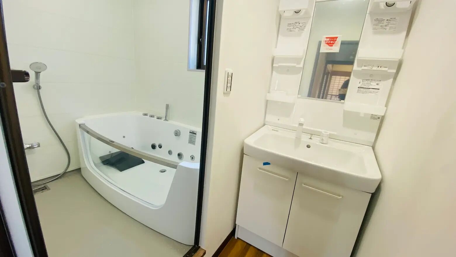Une salle de bain avec une baignoire, un lavabo et un miroir.